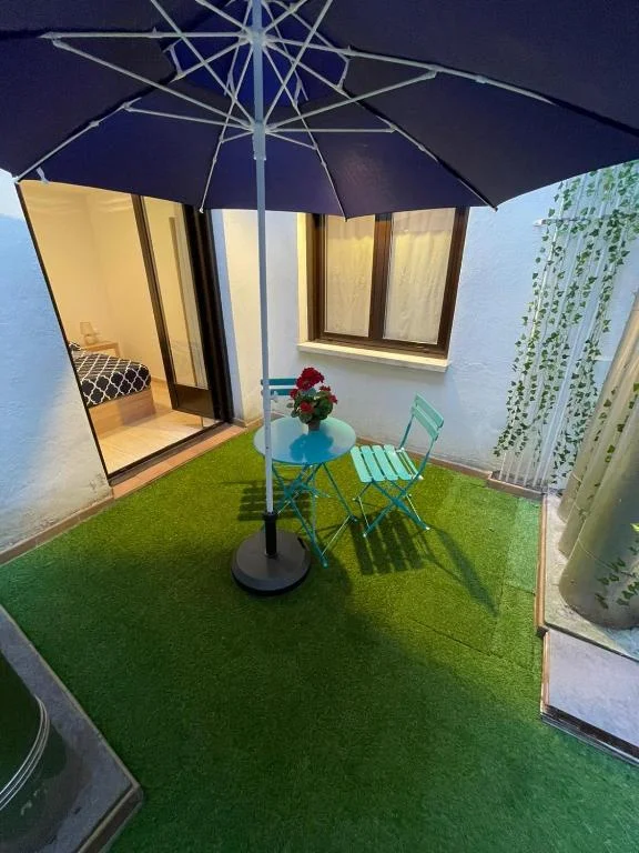 Terraza de Laurel Centro con sombrilla