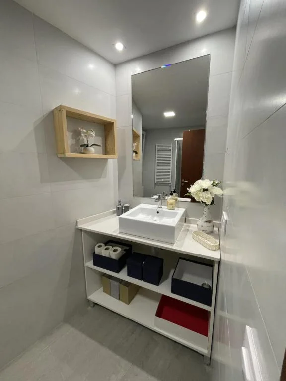 Baño con ducha de Plaza Mercado Centro
