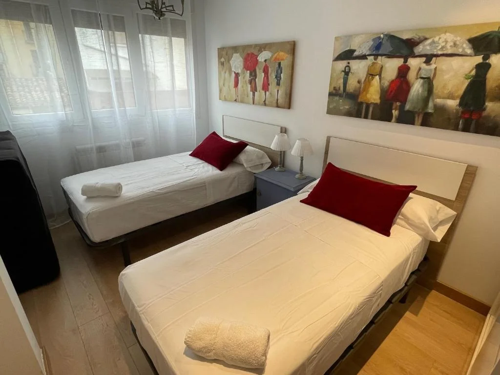 Dormitorio con dos camas en San Agustín Centro