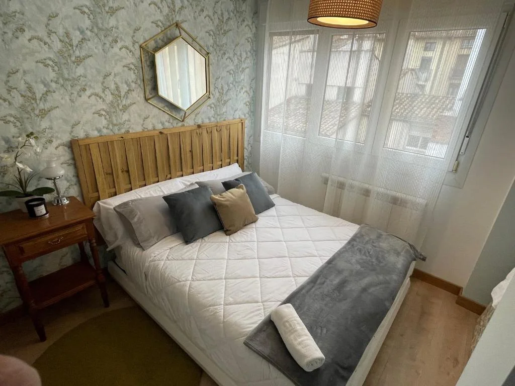 Dormitorio con cama doble en San Agustín Centro